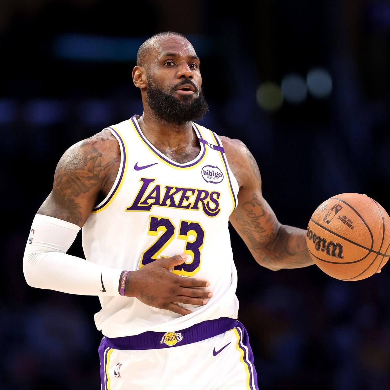 爱游戏体育安全下载詹姆斯连续十场比赛得分超过重返赛场，公牛不断突破！赛场气氛高涨的简单介绍