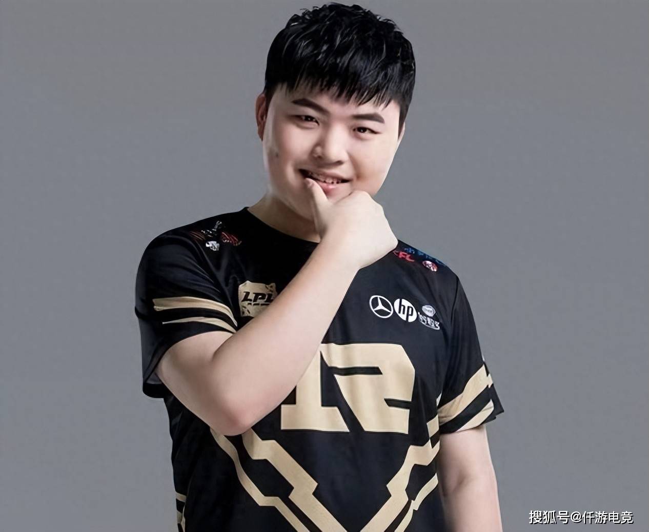 爱游戏体育官方入口RNG带队取胜！，Uzi重要时刻领先优势明显赛场气氛高涨的简单介绍