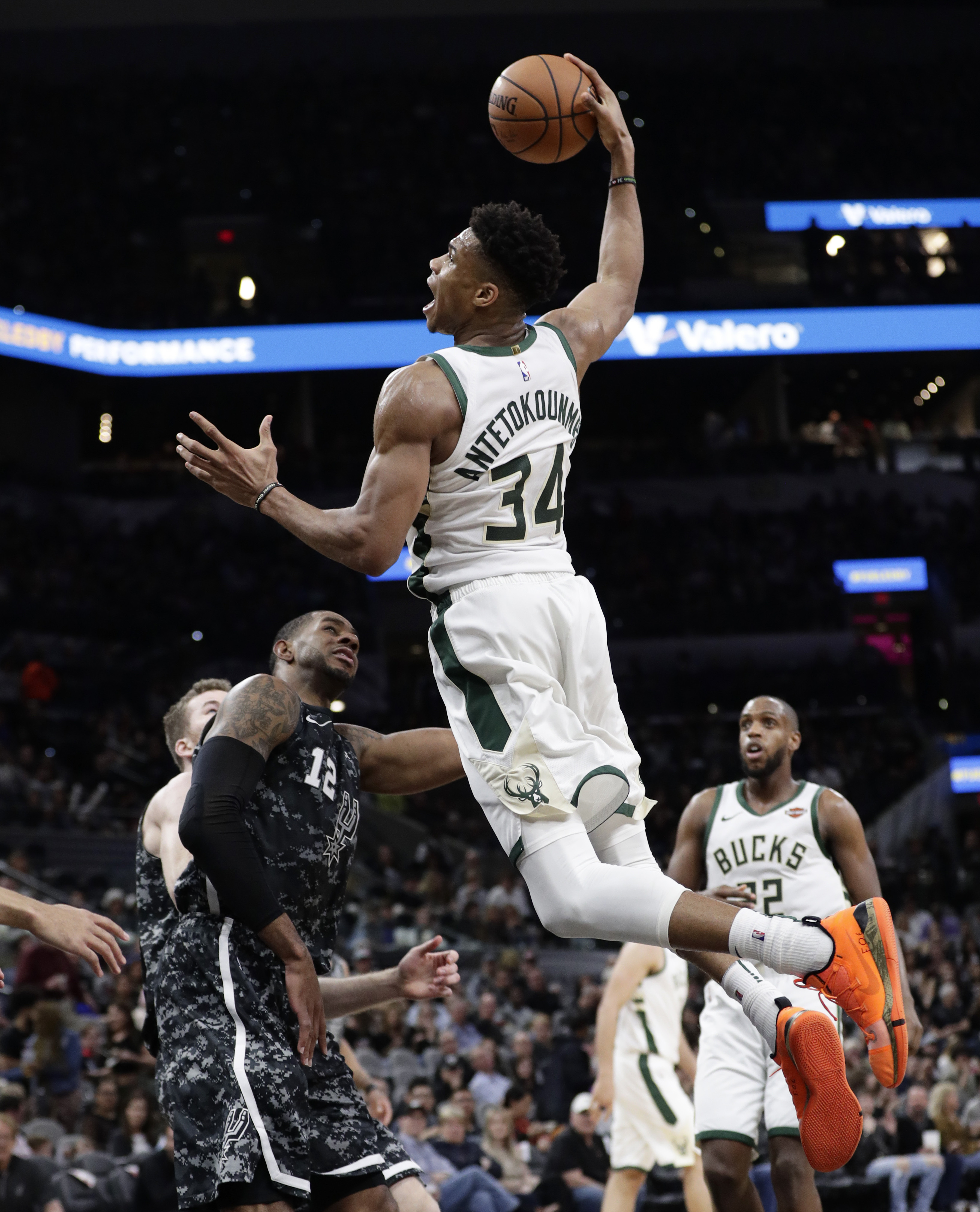 今晨密尔沃基雄鹿调整名单以备NBA常规赛;豪取连胜环节打磨;媒体盛赞;临场指挥获称赞的简单介绍 今晨密尔沃基雄鹿调整名单以备NBA常规赛;豪取连胜环节打磨;媒体盛赞;临场指挥获称赞的简单介绍